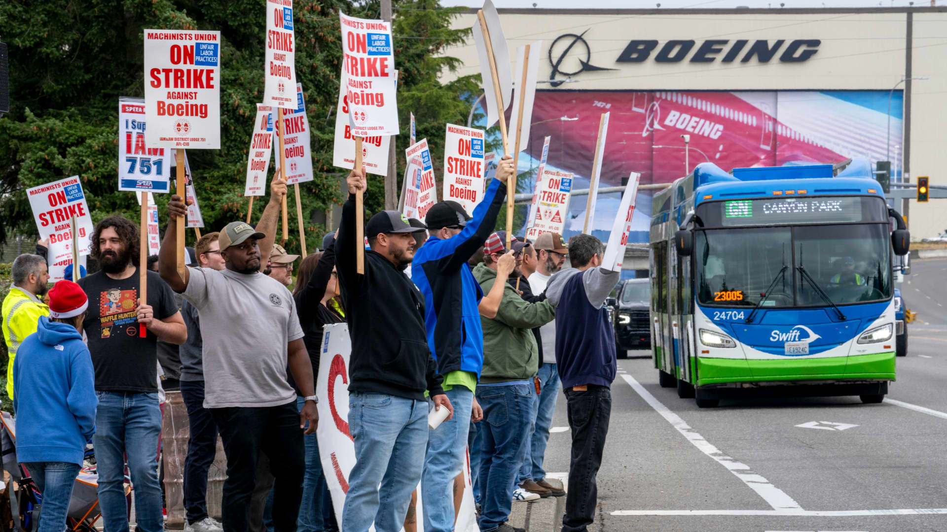 Boeing inicia suspensión temporal de 'gran número' de empleados en medio de huelga