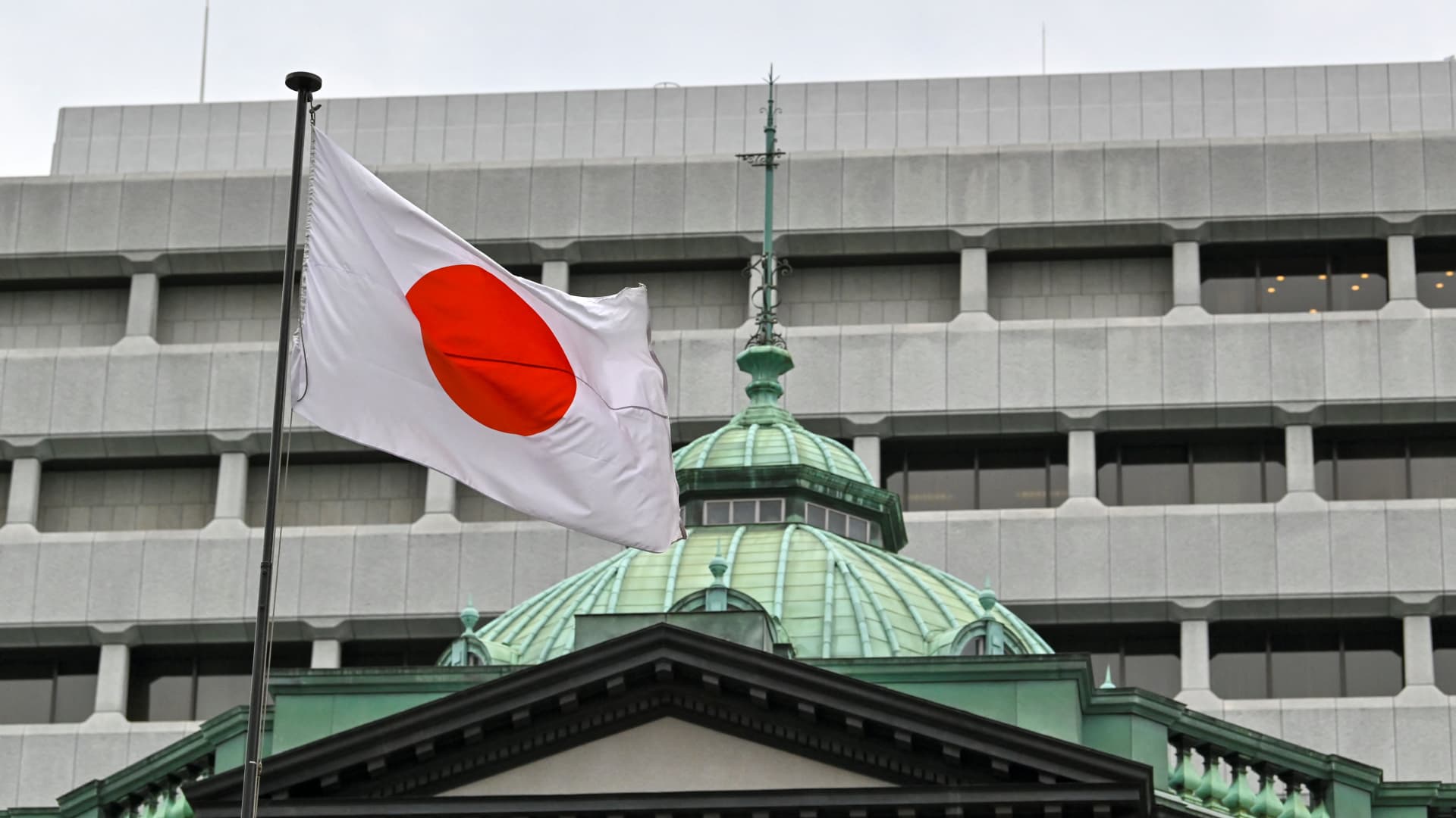 El Banco de Japón mantiene estable su tasa de interés de referencia mientras avanza con cautela