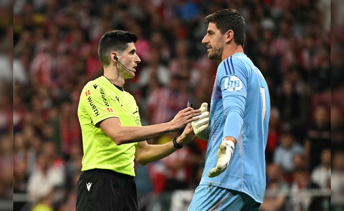 El derbi de Madrid se suspende mientras los aficionados apuntan al portero del Real Madrid, Thibaut Courtois. Video