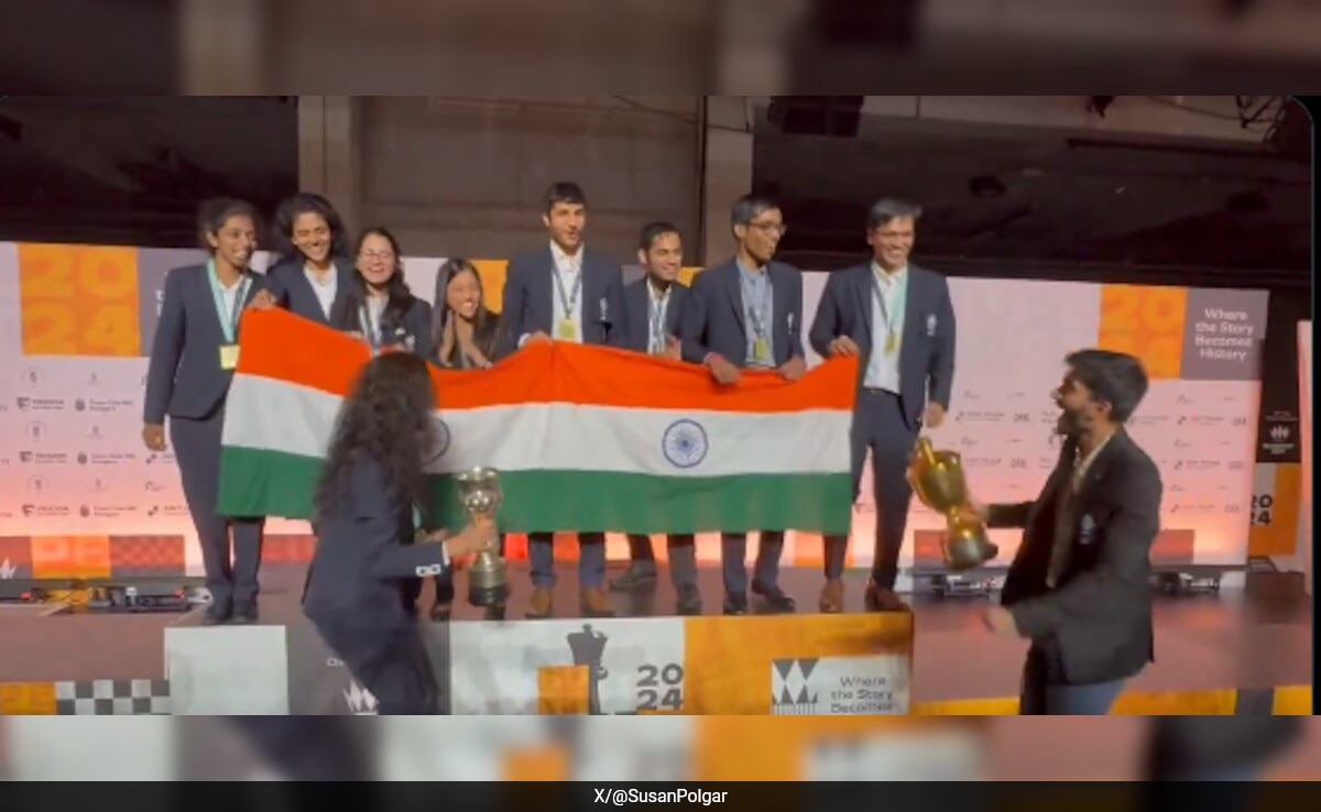 El equipo de ajedrez indio hace un Rohit Sharma durante la ceremonia de entrega del trofeo de la Olimpiada