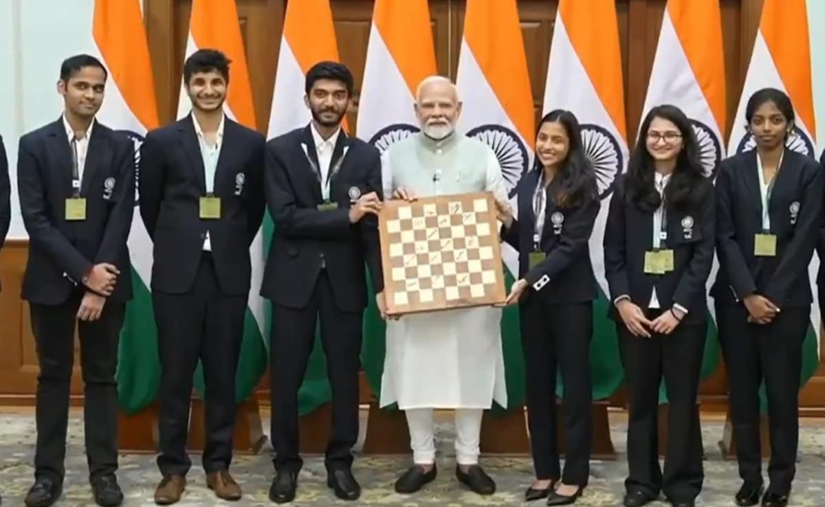 El primer ministro Narendra Modi se reúne con jugadores de ajedrez y elogia el histórico triunfo de la India en el doblete de oro