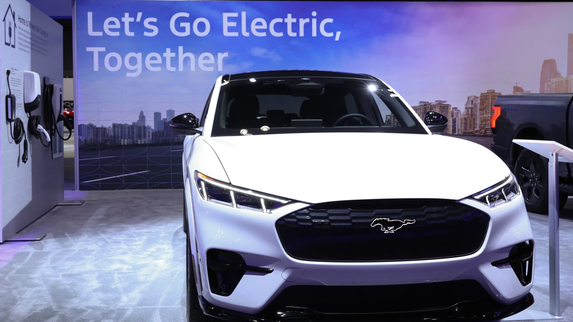 El programa de beneficios de vehículos eléctricos de Ford tiene como objetivo impulsar las ventas