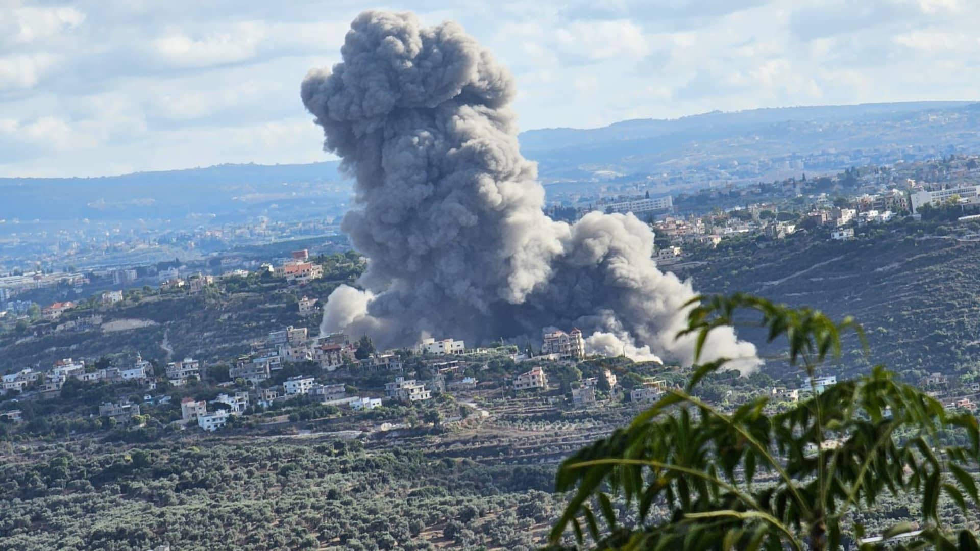 Hezbolá e Israel intercambian intensos disparos tras mortal ataque israelí