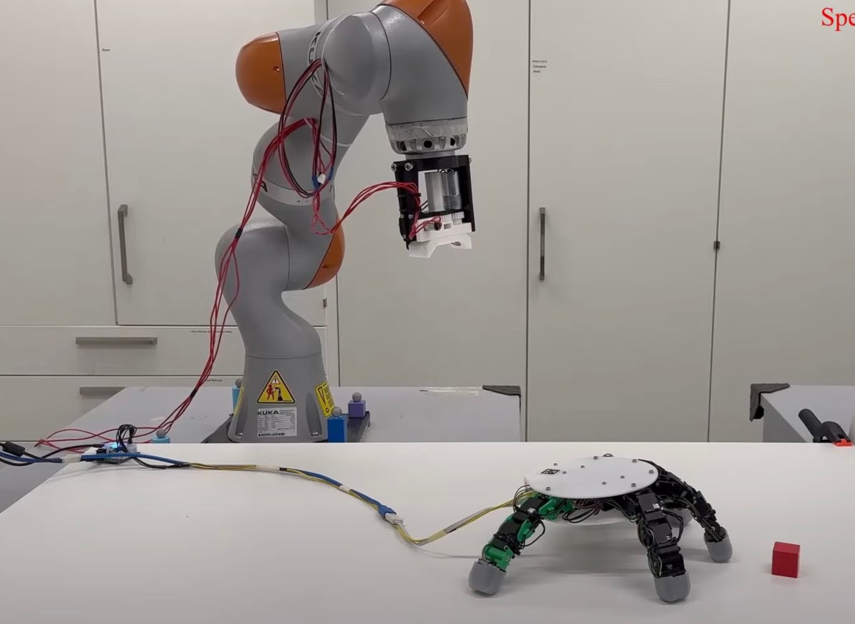 La mano del robot puede separarse del brazo, arrastrarse hasta objetos y recogerlos