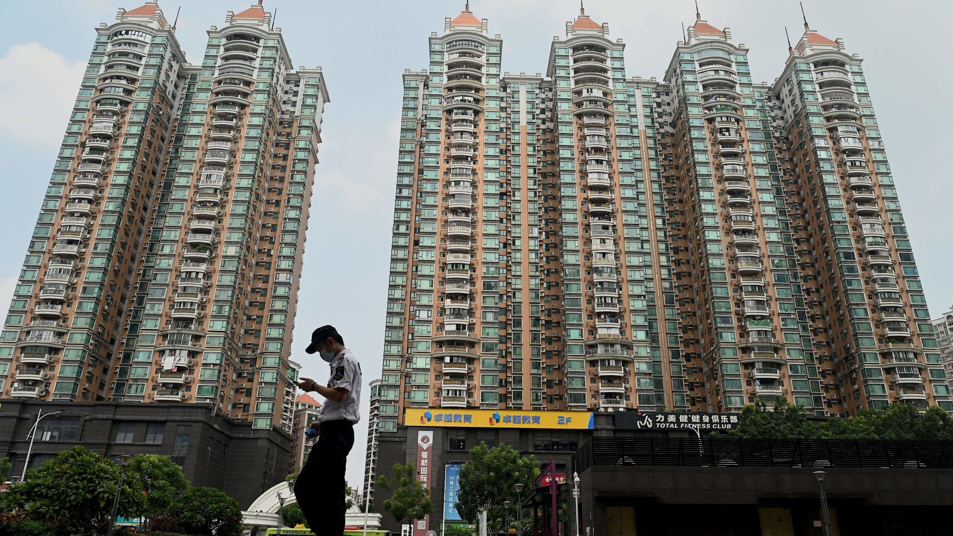 Las acciones inmobiliarias de China suben después de que las principales ciudades aliviaran las restricciones a la compra de viviendas