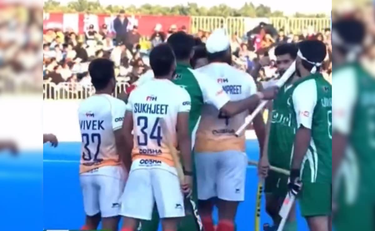 Los jugadores de India y Pakistán se enfrentan en el campo mientras se calienta el partido por el Trofeo de Campeones Asiáticos. Ver