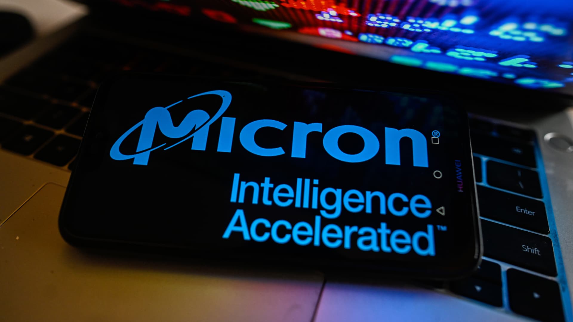 Micron prevé ingresos optimistas en el primer trimestre gracias a la fuerte demanda de chips de memoria