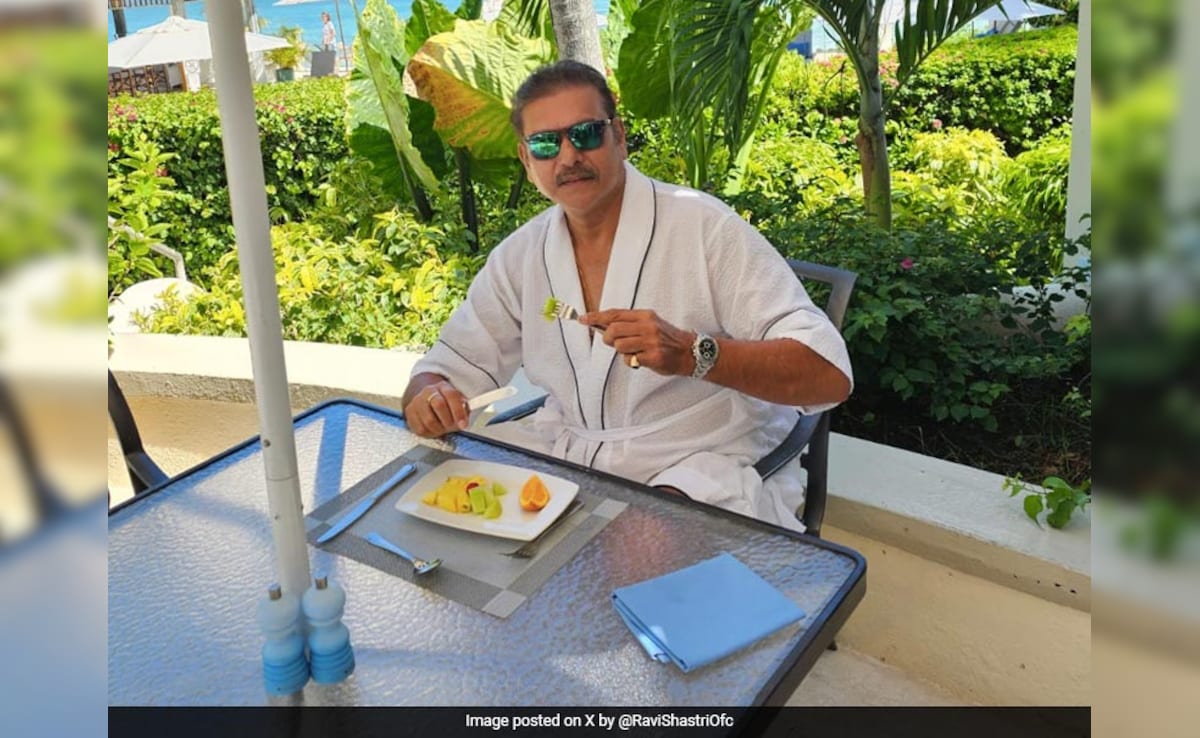 "Ravi Shastri publica una imagen saludable con el 'equipo de críquet Heartbeat Of India'". No es Virat Kohli o Rohit Sharma