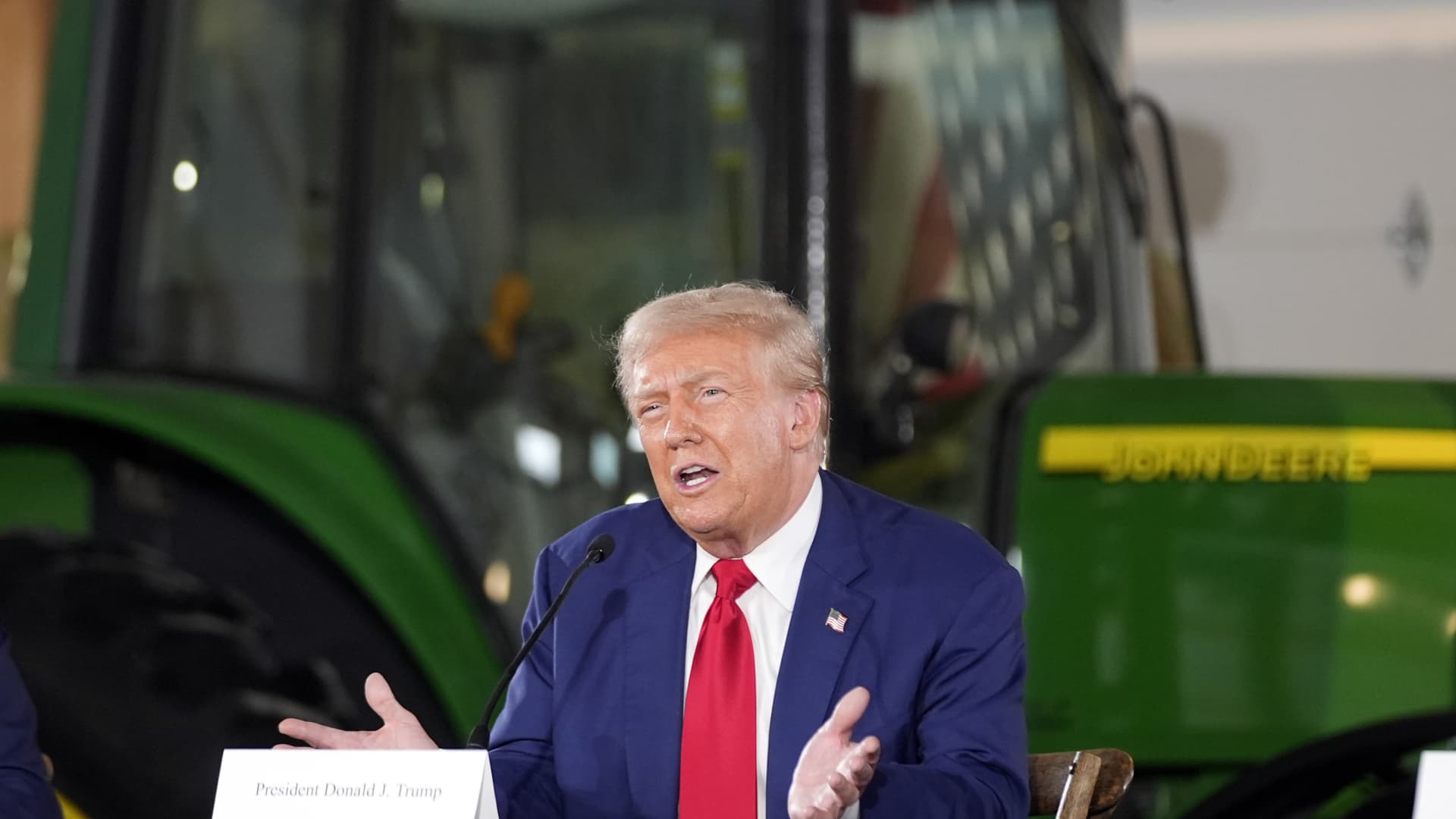 Trump amenaza a John Deere con aranceles del 200% si traslada producción a México