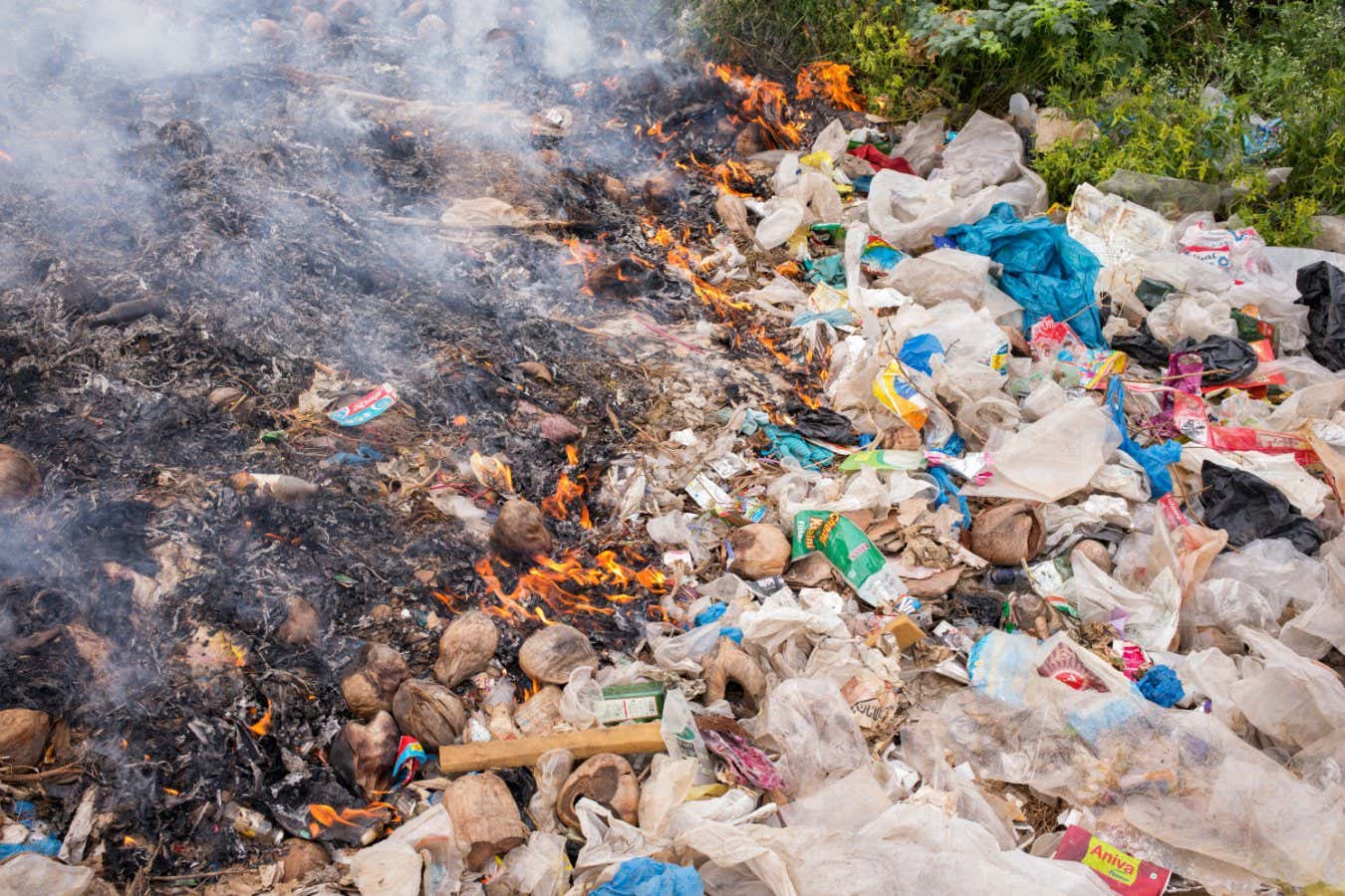 Una quinta parte de la basura plástica del mundo se quema o se tira a la basura.