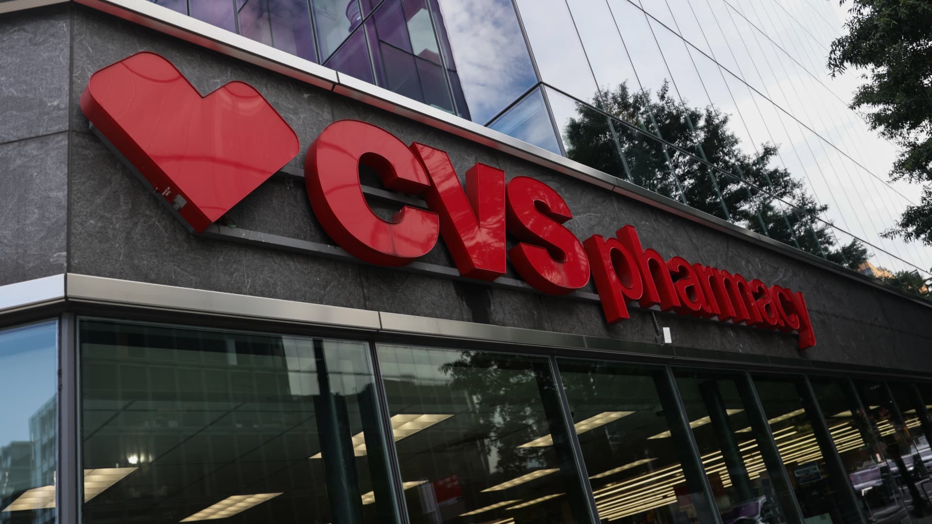 CVS está trabajando con asesores en una revisión estratégica, dicen las fuentes