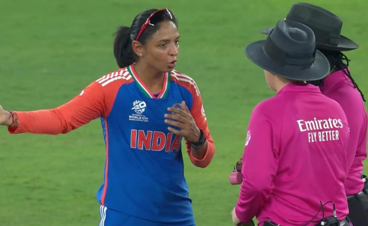 Harmanpreet Kaur en una acalorada charla con los árbitros sobre una decisión controvertida durante la Copa Mundial Femenina T20 2024 - Ver