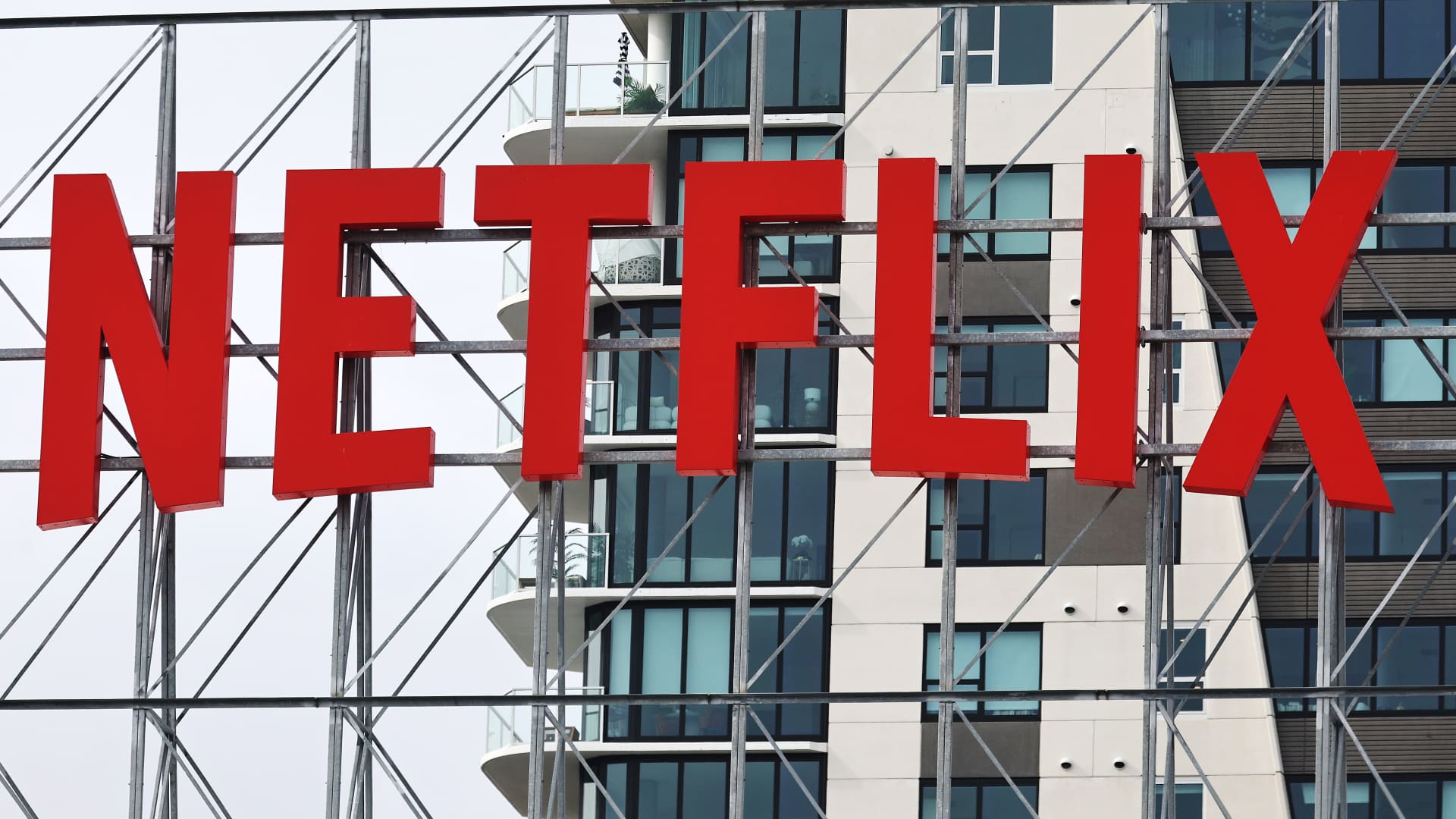 Jim Cramer opina sobre Netflix y dice que se mantiene optimista