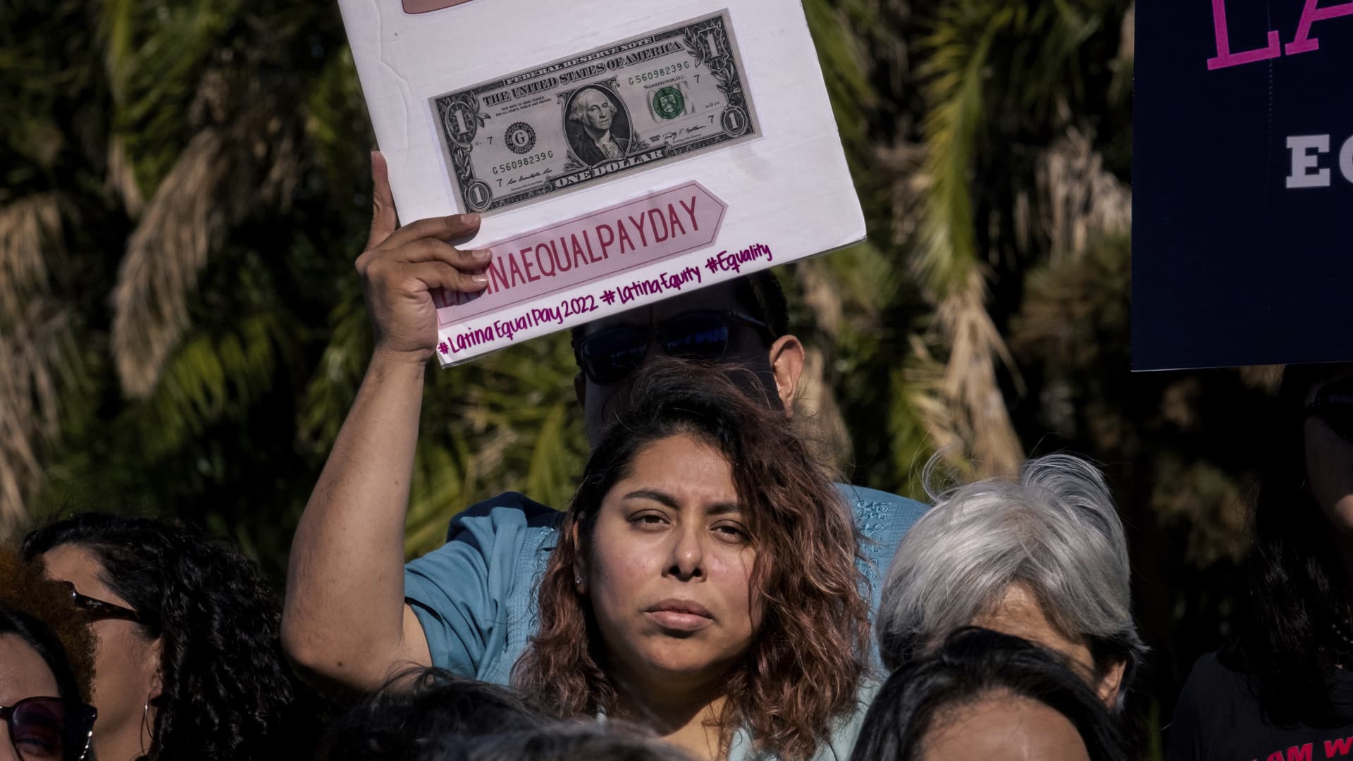 La brecha salarial de las latinas se amplía a $1,3 millones en una carrera de 40 años