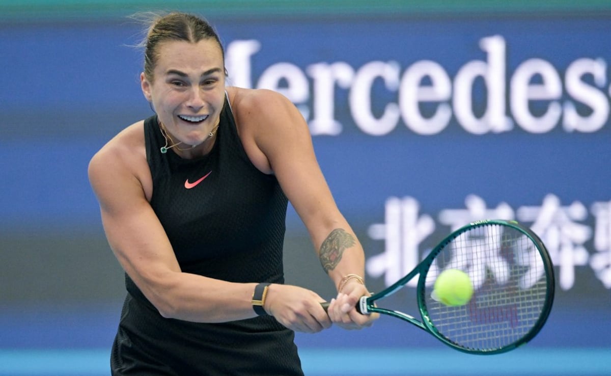 La cabeza de serie número 1 del tenis femenino, Aryna Sabalenka, sorprendida por Karolina Muchova en el Masters de Shanghai