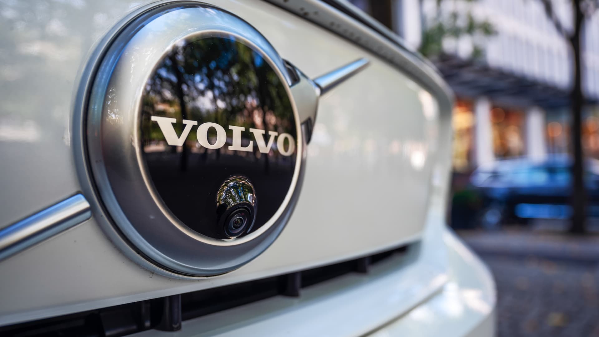 La sueca Volvo Cars dice que el director ejecutivo adjunto dimitirá a medida que la demanda de vehículos eléctricos se desacelere