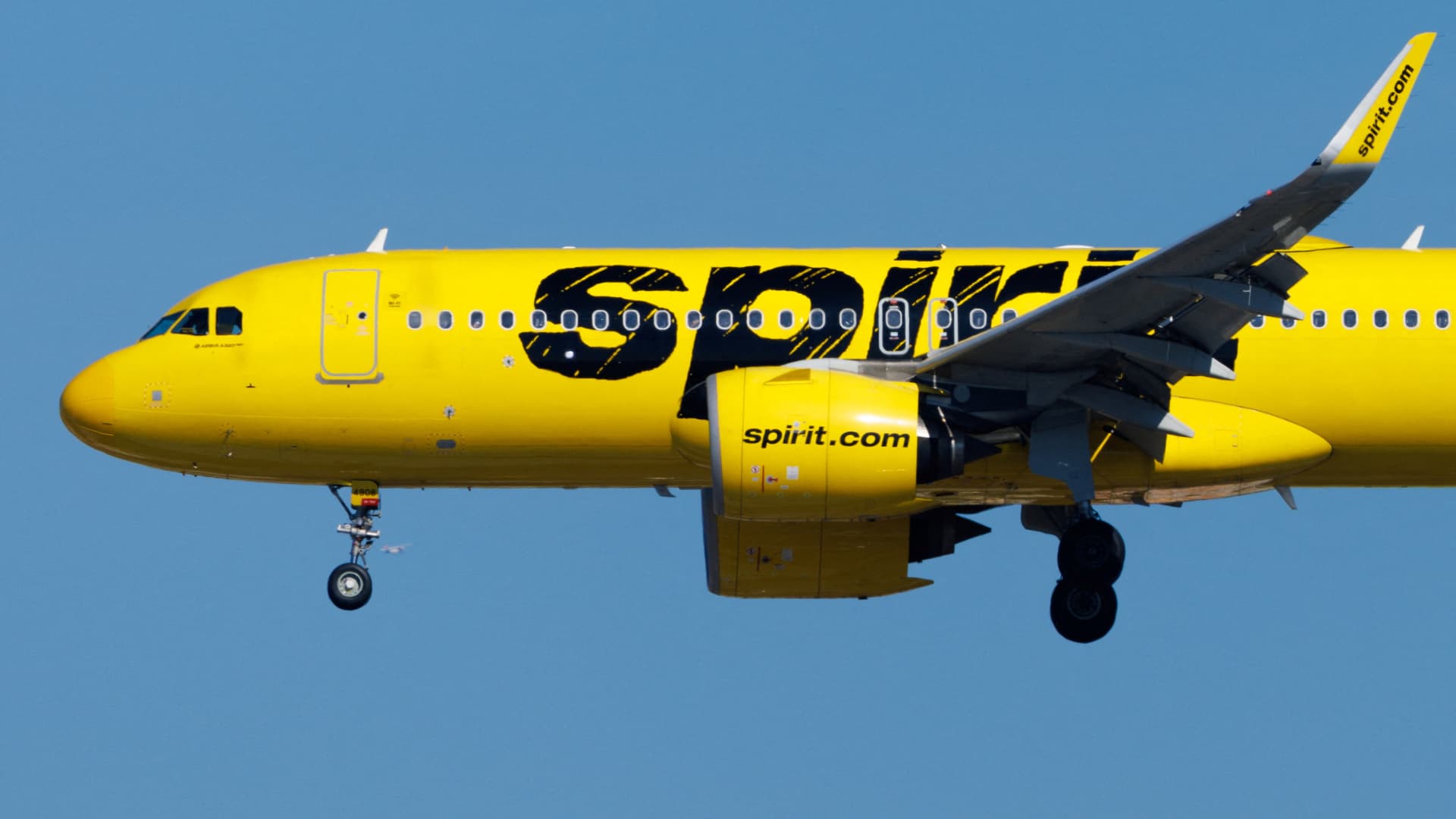 Las acciones de Spirit Airlines se desploman ante el informe de una posible declaración de quiebra