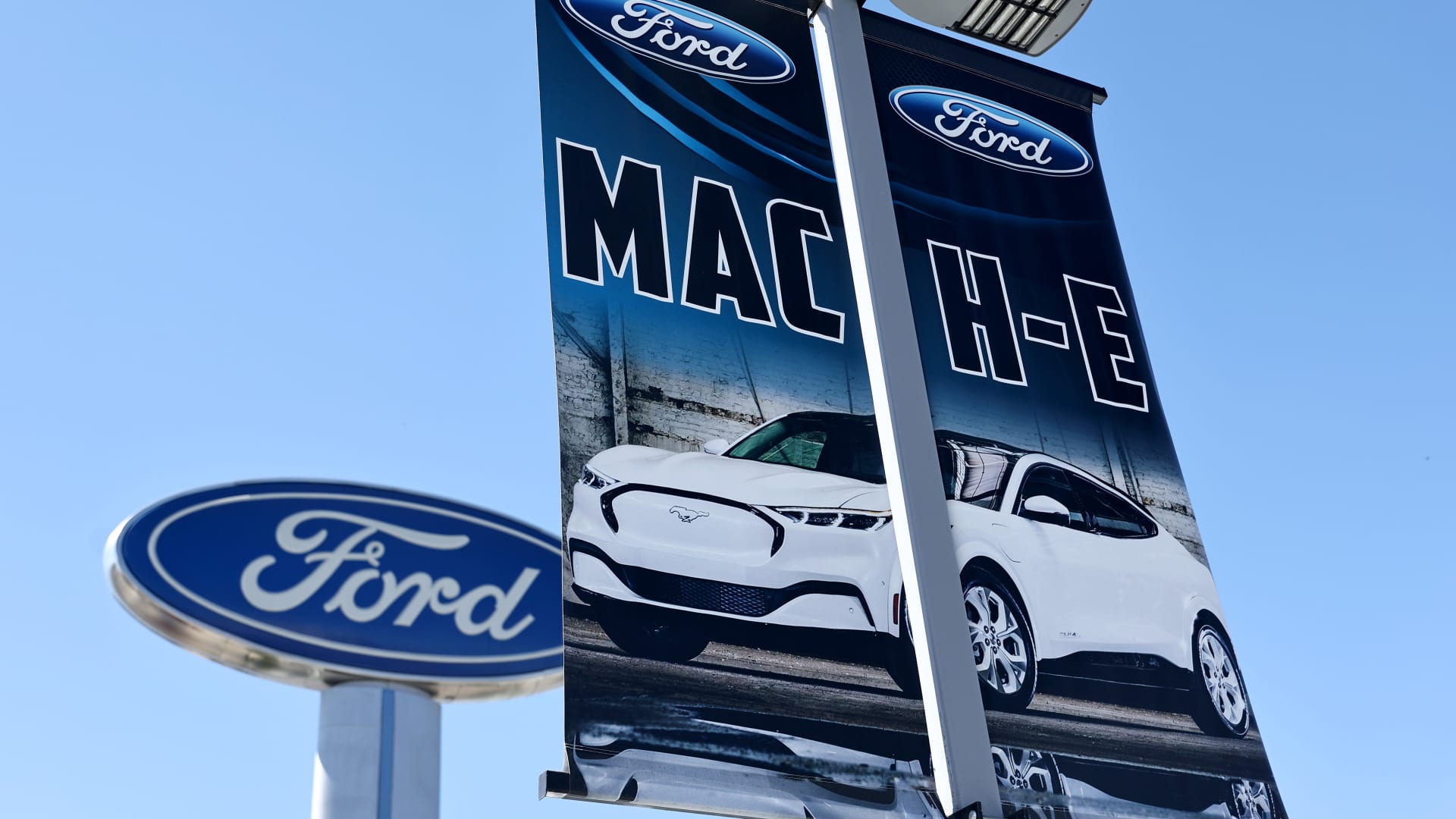 Las ventas de Ford en el tercer trimestre aumentan un 0,7% mientras GM lo supera en vehículos eléctricos