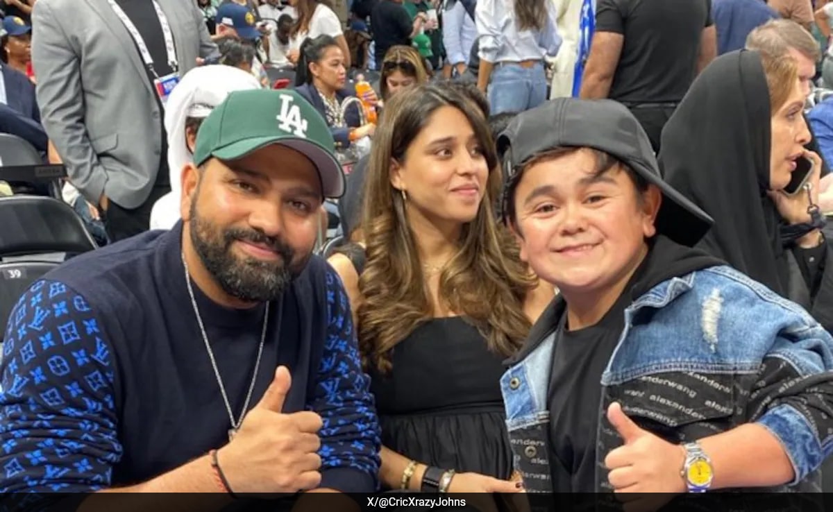 Rohit Sharma y Ritika Sajdeh vistos con la ex estrella de Bigg Boss Abdu Rozik en los juegos de la NBA en Abu Dhabi