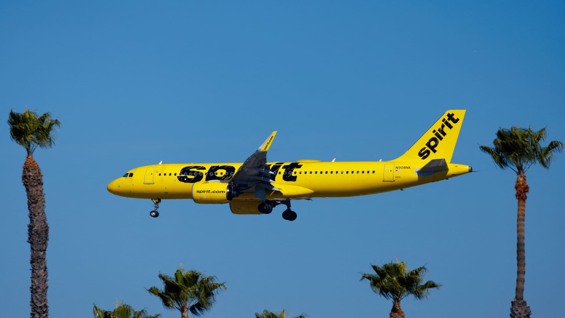 Spirit Airlines cae tras informe de que está explorando declararse en quiebra