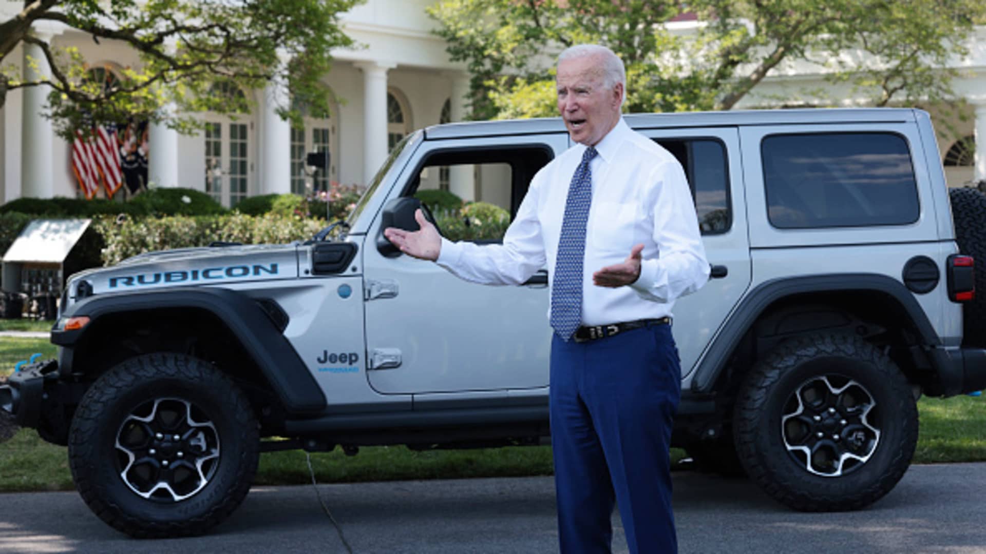 El equipo de transición de Trump pretende acabar con el crédito fiscal para vehículos eléctricos de Biden: Reuters