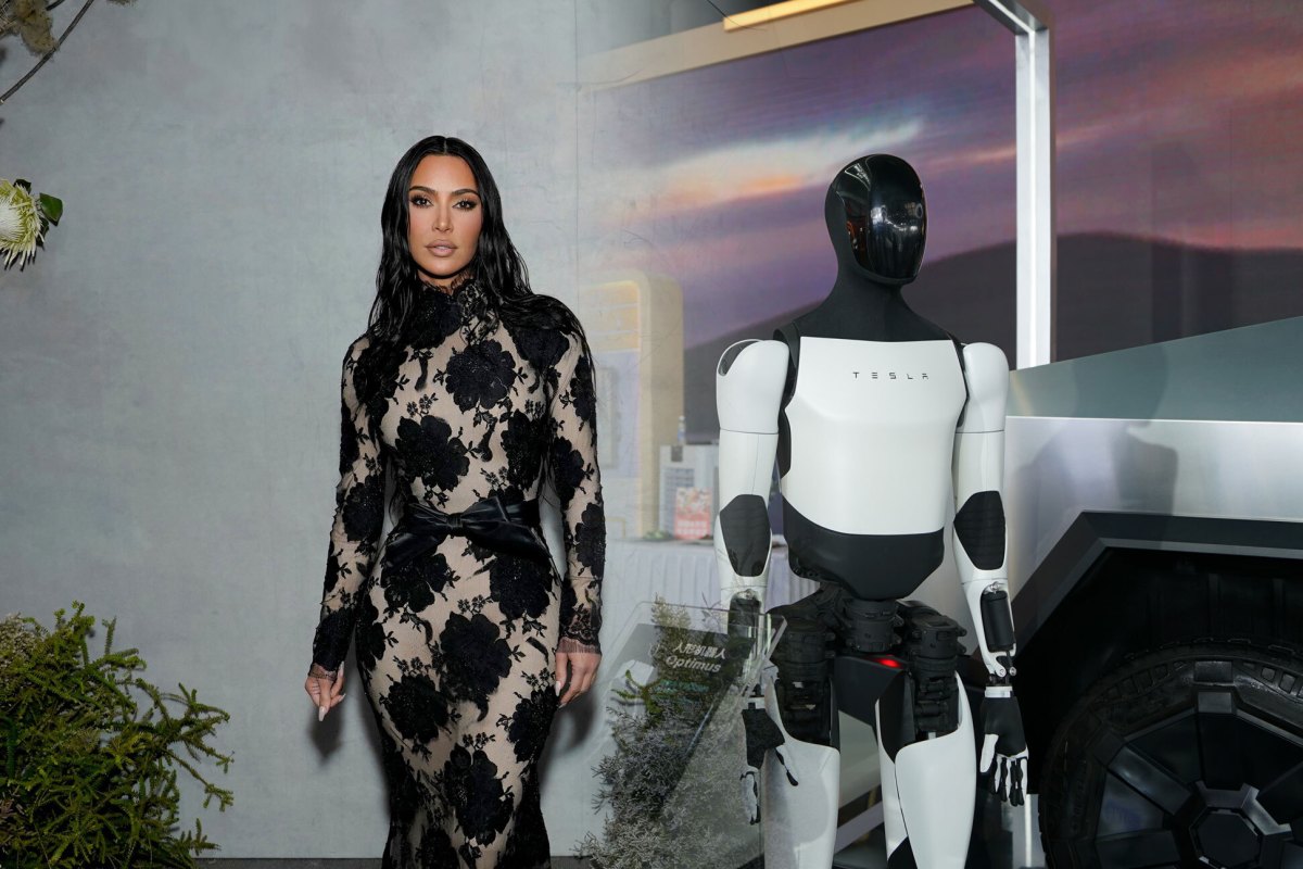 Kim Kardashian se ha hecho amiga de Optimus, el robot de Tesla