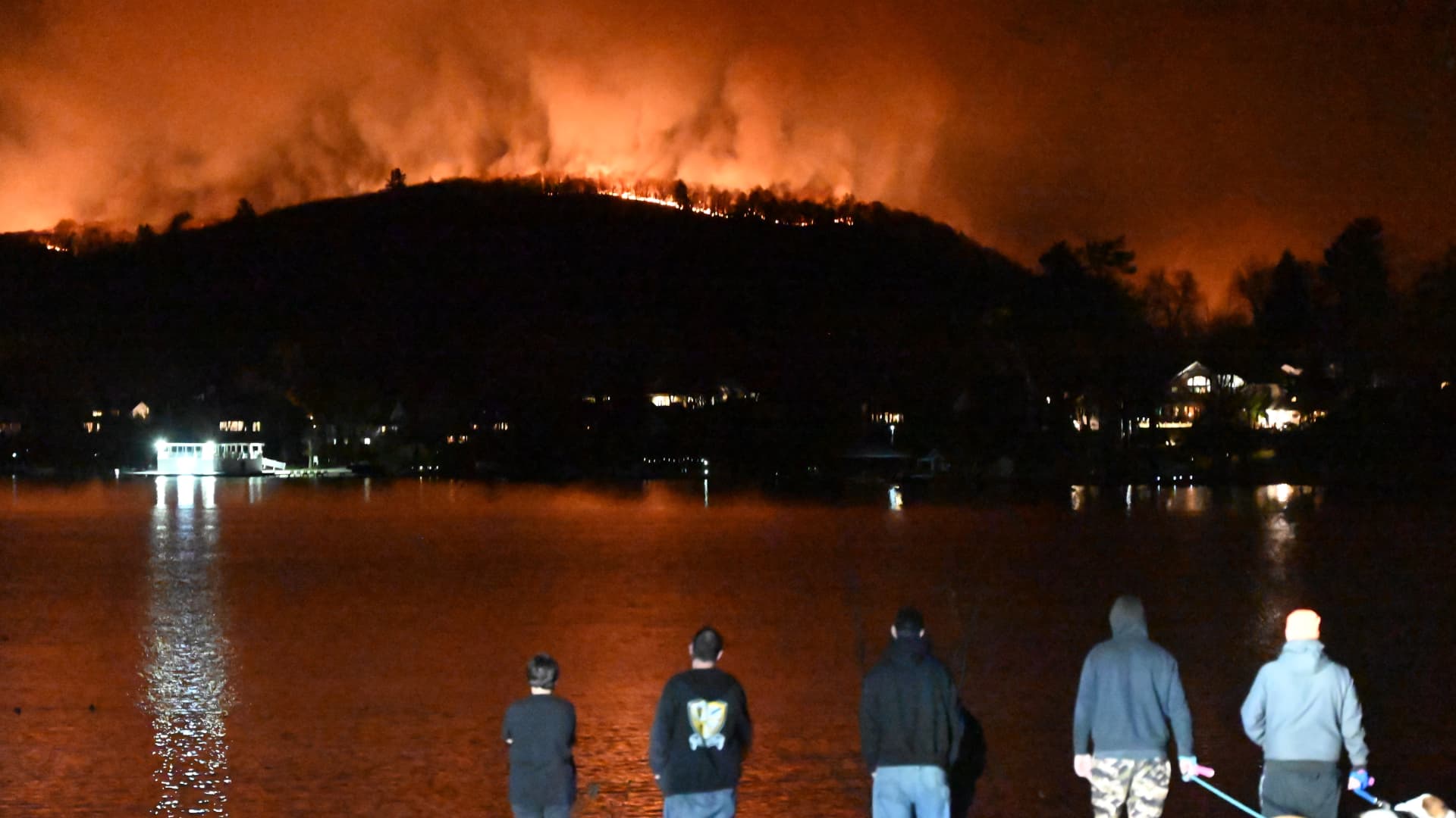 La sequía histórica alimenta las llamas en todo el noreste mientras los incendios forestales arden en ambas costas