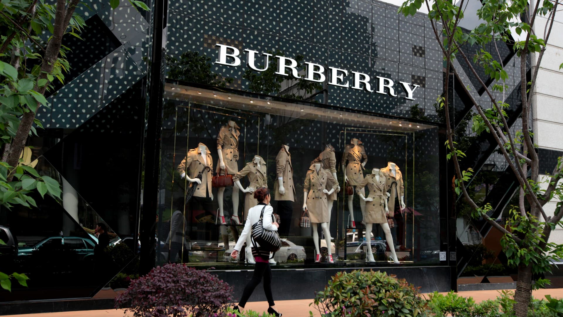 Las acciones de Burberry alcanzaron máximos intradiarios mientras la estrategia de revisión marca un punto de inflexión